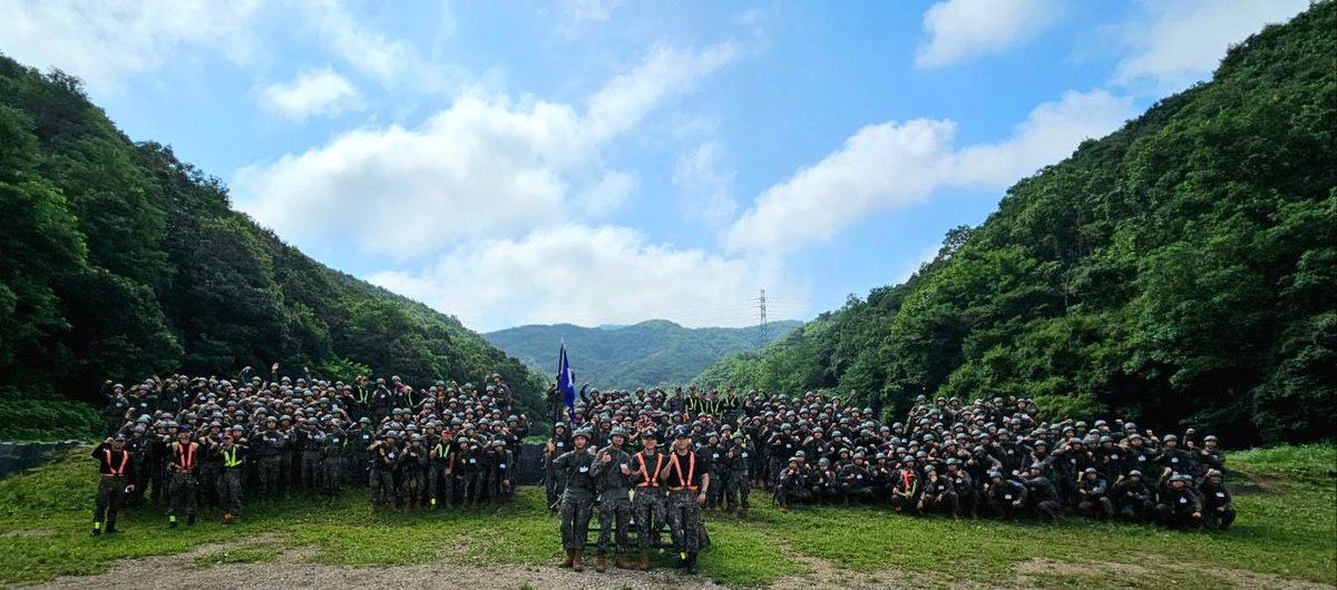 SJfoodtray's tweet photo. 김석진 조교님의 오늘 사진은 7월19일 11기 훈련병들 행군 사진(더캠프 카페 훈련병 스케치 사진)과 배경이 일치합니다. 그가 들고 있는 야광봉, 형광색 어깨띠와 오른쪽 발목 위 형광띠도 20km 행군때의 조교 복장입니다 
Proud of you, corporal Kim Seokjin
#진 #Jin #방탄소년단진 https://t.co/2IPjkwkLbT