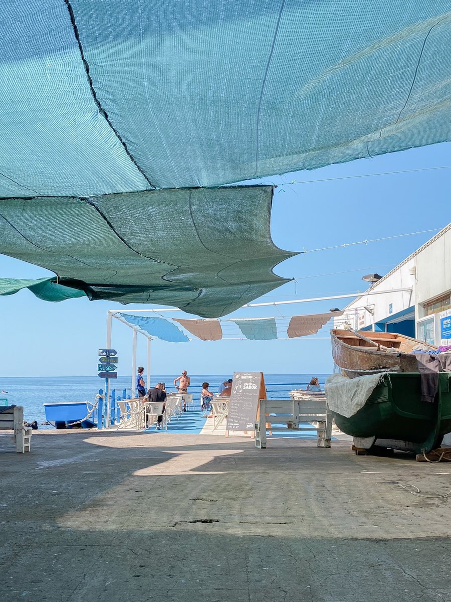 【Madeira🇵🇹マデイラ島】

Colors that feel summer🏝

フンシャルにある隠れ家的なビーチの
日よけの布のブルーが素敵

隠れ家感を演出してくれるとともに
日の光がいい感じで差し込んで
夏らしいさ全開✨

📍Praia de S. Tiago