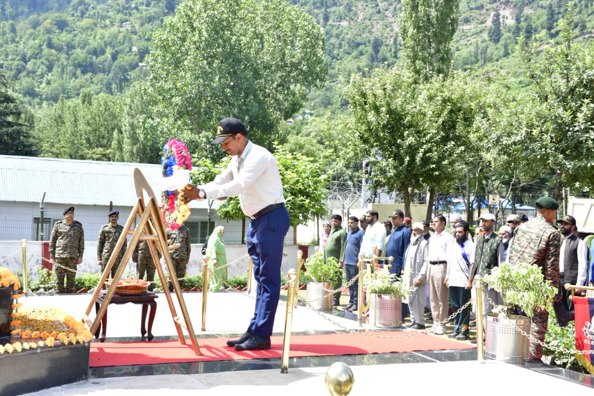 UriGlow22's tweet photo. In a touching display of remembrance and honour, #IndianArmy Army organised wreath-laying ceremony to commemorate #KargilVijayDiwas at #UriWarMemorial with active participation of ex-servicemen &amp; school children.
@adgpi 
@NorthernComd_IA 
@ChinarcorpsIA 
@awazebaramulla https://t.co/K64ha0802d
