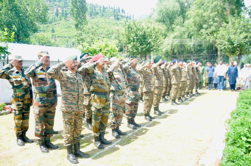 UriGlow22's tweet photo. In a touching display of remembrance and honour, #IndianArmy Army organised wreath-laying ceremony to commemorate #KargilVijayDiwas at #UriWarMemorial with active participation of ex-servicemen &amp; school children.
@adgpi 
@NorthernComd_IA 
@ChinarcorpsIA 
@awazebaramulla https://t.co/K64ha0802d