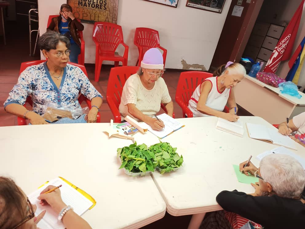 El INASS  la Pastora, realizó  taller de Medicina Natural y Saludable, para las las adultas mayores acerca de la Espinaca propiedades terapéuticas, su uso gastronómico y preparación de platillos caseros.
#PlanDescontaminaciónDelLago <a href="/NicolasMaduro/">Nicolás Maduro</a> <a href="/magally_vina/">magally vina</a> <a href="/vmsfelicidad/">Viceministerio para la Suprema Felicidad Social</a>