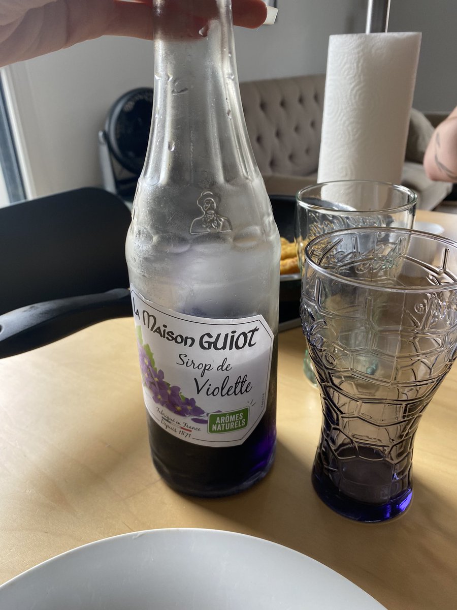 elbrdd's tweet photo. merci à l’inventeur du sirop de violette merci à lui pr cette boisson divine https://t.co/OUQYFdK53v