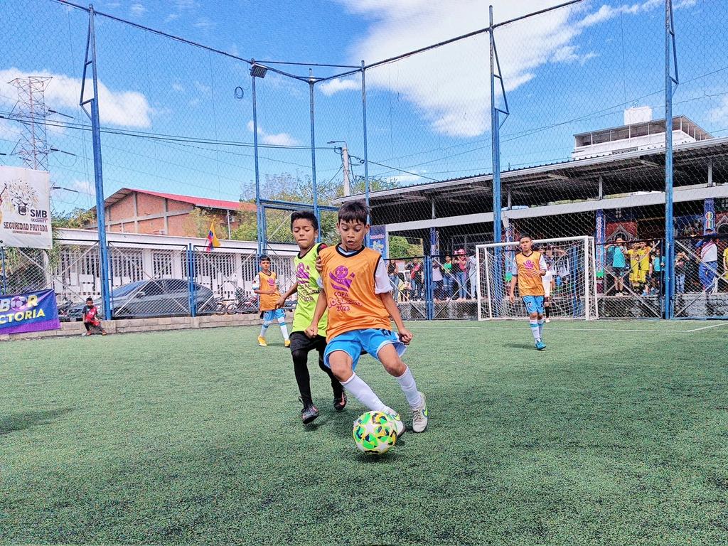 Richardeporte's tweet photo. #Atención | La eliminatoria de la Copa Yogurcito este domingo es en la cancha de Chapinero, solo debe reunir 300 empaques de 200g y podrán participar. https://t.co/oEuwZgceCS