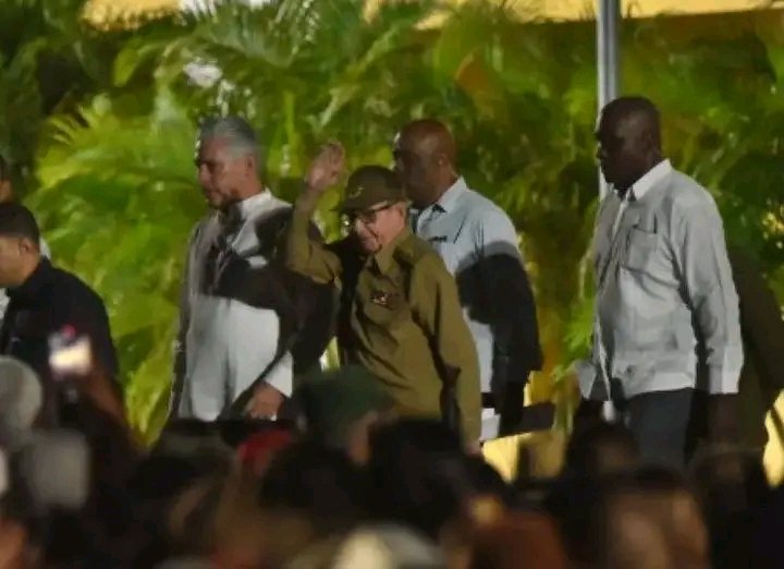 Con la presencia del General de Ejército Raúl Castro Ruz y <a href="/DiazCanelB/">Miguel Díaz-Canel Bermúdez</a>, Primer Secretario del <a href="/PartidoPCC/">Partido Comunista de Cuba</a>  y Presidente de la República, se realizo en Santiago de Cuba el acto político cultural por el aniversario 70 del asalto a los cuarteles Moncada y Carlos Manuel de Céspedez.