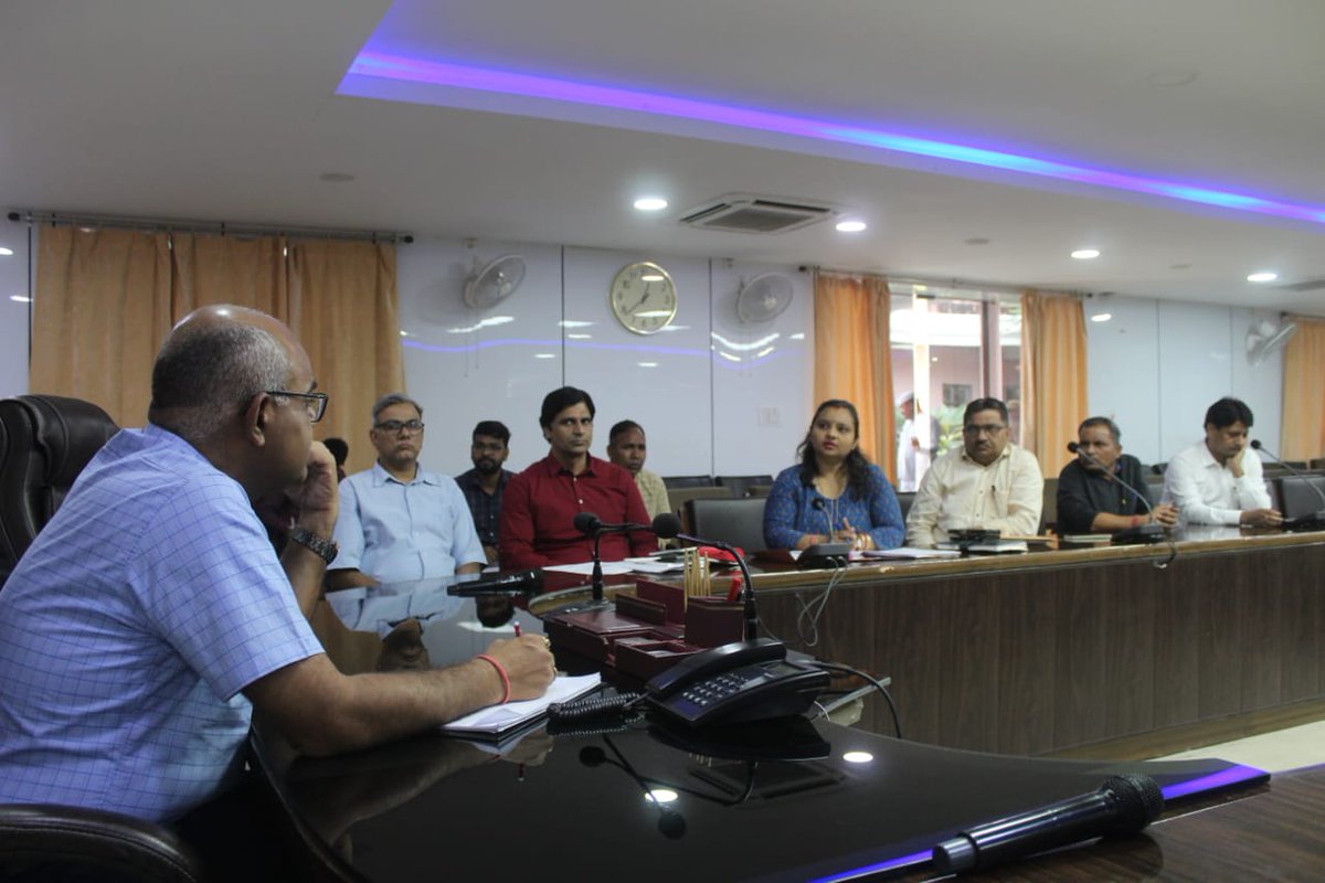 आज दिव्यांगों के हितार्थ के लिए समिति के साथ बैठक कर आवश्यक निर्देश दिए सरकार की जनकल्याणकारी योजनाओं से दिव्यांग जनों को सीधा जोड़ा जाए और जगह-जगह कैंप लगाया जाए।