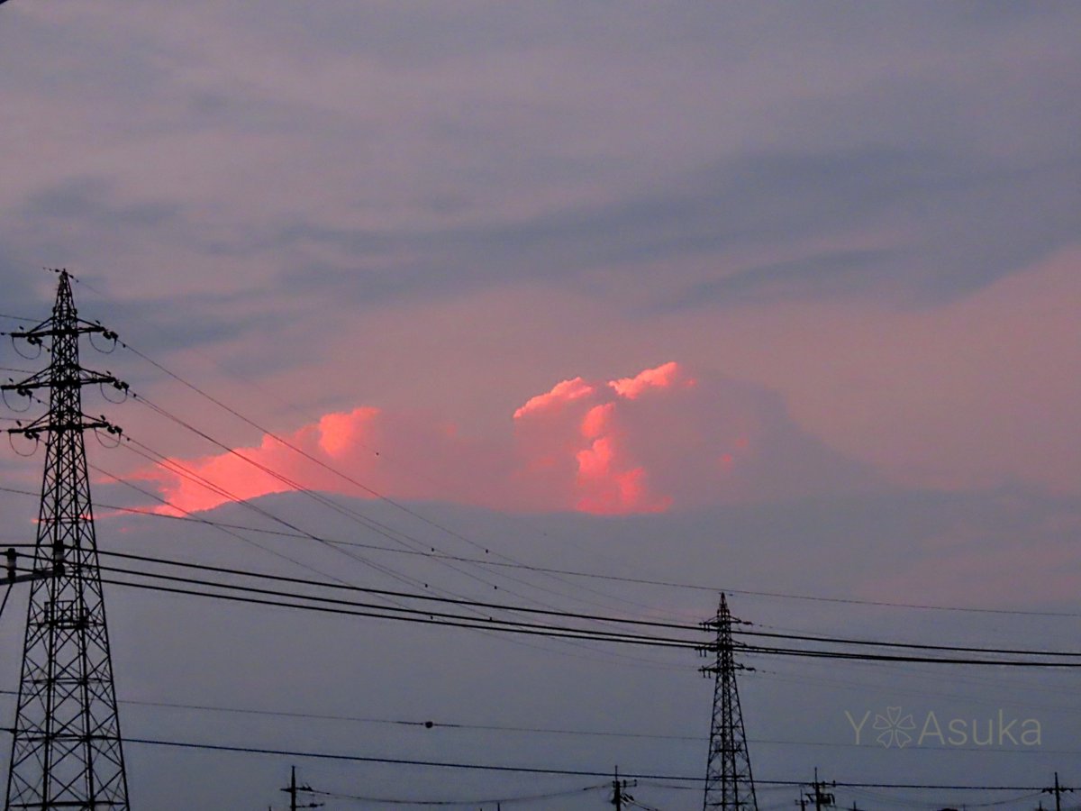 yumeasutw's tweet photo. 燃える #積乱雲 🔥
お疲れ様です🏁
汗が滴る熱気が冷めやらぬ
日の入りの頃🌇
北の彼方で
まだまだ元気一杯に
モクモク発達する #積乱雲 ⛈️
夕日に染められ茜色に🔥
#空の名前
#天気の図鑑 #雲の超図鑑 #雲友の会
#かなとこ雲 #茜雲
#夕空 #夕焼け #鉄塔 #電柱 #電線
#a2023 #a0726 #a202307 https://t.co/CtRgQYvKPr