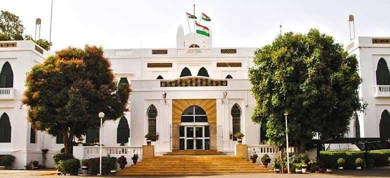SuunaKing_James's tweet photo. UPDATE: President Mohamed Bazoum is held inside presidential palace in Niamey.
Presidential guard troops have barricaded entrance to Statehouse, govt media is yet to communicate about the stalemate in the West African country.
#Niger https://t.co/jQn2gU2fbd