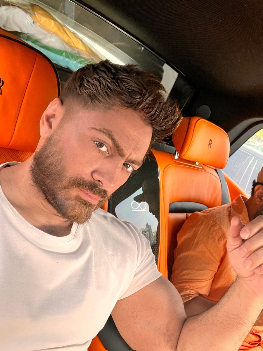 tamerhosny's tweet photo. مساء الورد على اغلى الناس ، في الطريق لتصوير اغنيه جديده من البوم (( هرمون السعاده )) ان شاء الله تعجبكم 
كلامها هيخصنا كلنااااااااا😀😉😜💪 https://t.co/WC6EXnD2ZP