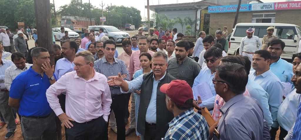 UPSIDA's tweet photo. Shri Manoj Kumar Singh, IIDC GoUP, and CEO Shri Mayur Maheshwari with other officers monitors progress at  UPSIDA Industrial Area, Kosi Kotwan. Ensuring development and growth in the region. https://t.co/rMLevQBjXw