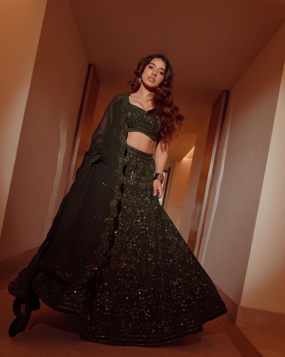 jsolu_tions's tweet photo. With her captivating eyes and a classic elegance, @TheKetikaSharma drops yet another beautiful pictures 😍

#KetikaSharma #BROtheAvatar #BRO #BROFromJuly28 #BroTickets #jsolutions https://t.co/DQwYJwJUQ6