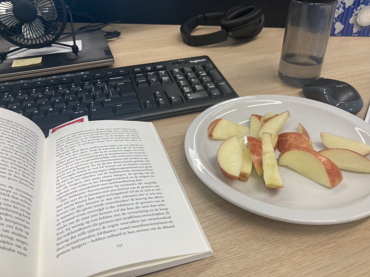 OutsiderMel's tweet photo. Even een snack erbij hoor. https://t.co/7uZ2hCoq7W