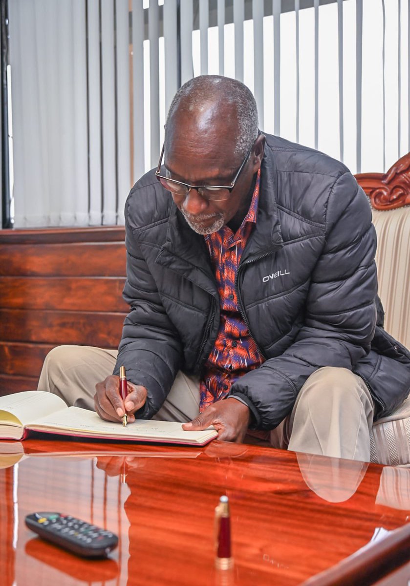 kipmurkomen's tweet photo. This morning I hosted my friend Hon. @HonFranklinBett, who served the Republic of Kenya as the Minister in charge of Roads between 2009 and 2013. I enjoyed his reminiscences of his past experiences in the Ministry. I am grateful that he took the time to call on me and appreciate him for sharing his knowledge and ideas.
