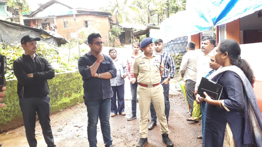 जिल्हाधिकारी श्री.एम देवेंदर सिंह,पोलीस अधीक्षक श्री.धनंजय कुलकर्णी, मु.का.अ. श्री.कीर्ती किरण पुजार यांनी राजापूर धोपेश्वर खंडेवाडी व गुरववाडी येथील दरड प्रवण ठिकाणांना भेट देऊन पाहणी केली व तेथील रहिवाश्यांना सुरक्षिततेच्या दृष्टिने तात्पुरत्या स्थलांतरणाचे महत्व पटवून दिले.