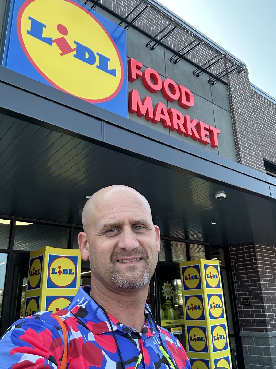 repczynski's tweet photo. Welcome to the ‘hood, ⁦@LidlUS⁩ and Store Manager Ron!  Today’s long-awaited grand opening already a grand success! …and always great to see ⁦@DanStorck⁩ and his team. ⁦@CWhitmarshSF⁩ @SouthFfxChamber⁩ ⁦@LortonSCHSCraft⁩ https://t.co/DsPl9XHLeJ