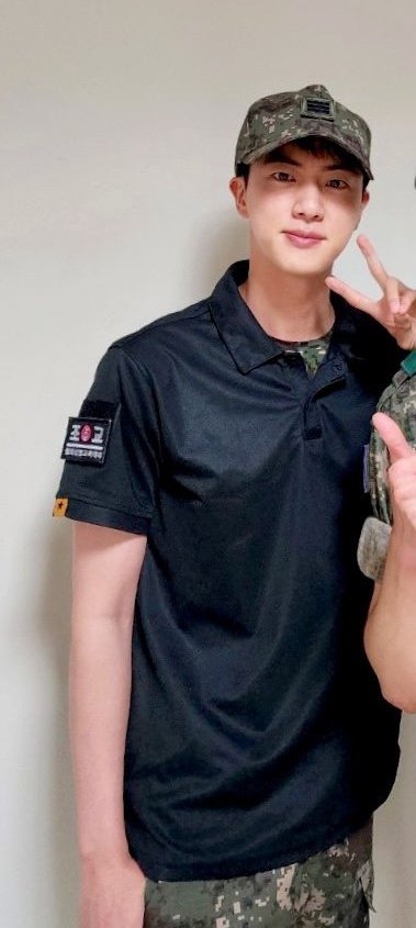 JinBase_'s tweet photo. Dari foto yang Seokjin upload, kita bisa liat prestasi Seokjin selama militer🔥🥹

1. Garis di topinya ada 3, untuk pangkat Kopral
2. Tulisan yang ada di bet lengan, Asisten Instruktur (lambang seperti kunci = lambang unit Seokjin)
3. Logo di topi dan baju Kim Seokjin, lambang Batalyon Latihan Tempur Dasar (Basic Combat Training Battalion)
4. Tali warna neon bagian atas di pergelangan kaki, aktif terlibat dalam pelatihan rekrutan baru. 

BANGGA GAK? BANGGA LAH 😎
OUR CORPORAL KIM SEOKJIN🫡

#Jin #진 #TheAstronaut #BTSJIN #방탄소년단진 @BTS_twt