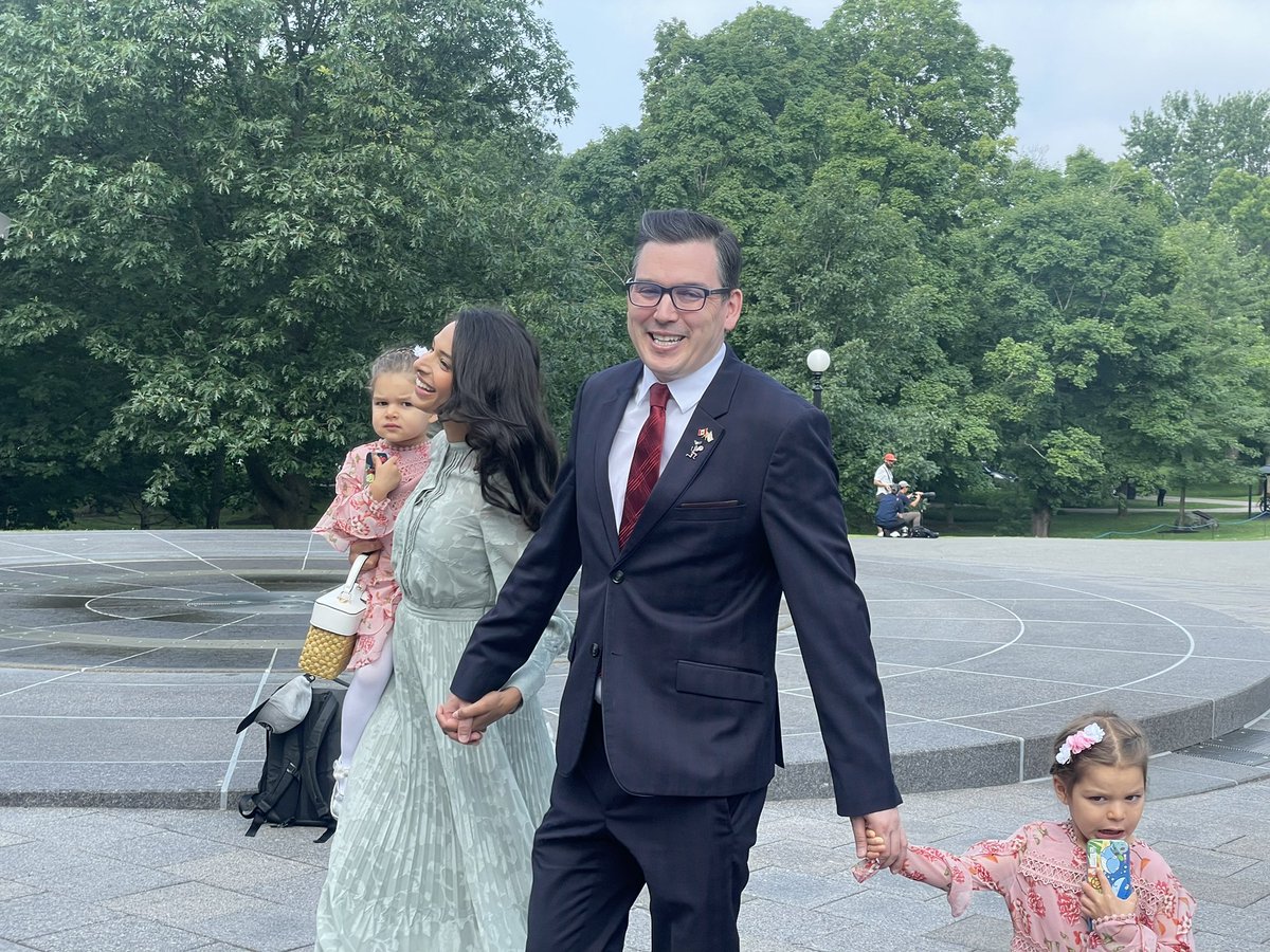Gray_Mackenzie's tweet photo. Folks are arriving for the cabinet shuffle right now at Rideau Hall. Our first newcomer, Terry Beech has arrived with his family #cdnpoli https://t.co/uUZwGqp5qu