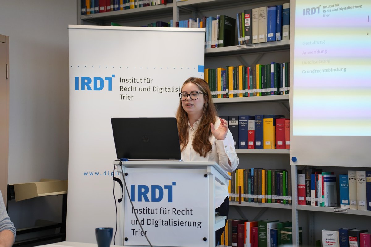Spannender Tag beim IRDT Kolloquium! 👥📘 Lea Kwiatkowski und Henning Heidemann präsentierten ihre Diss-Projekte. Heidemann sprach über "Meinungsfreiheit bei Auskunft von Nutzerdaten durch digitale Dienste". Kwiatkowski stellte "Digital Services Act und private Regelsetzung" vor.