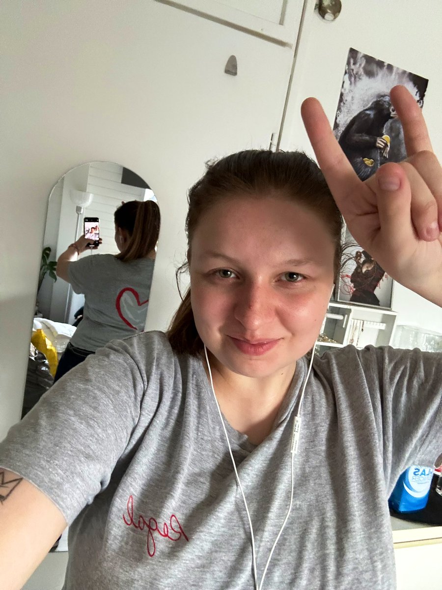 elvxregal's tweet photo. Keepin’ it regal at work 💗🤘First official full week at my new childcare job is a fact. Big yay to the weekend. I’m exhausted, but happy. 🙏 #keepinitregal https://t.co/QUtRqqWS5h