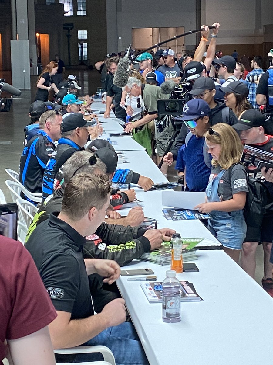 FreshstoneBrand's tweet photo. The @NASCARPintys fans are lined up for the autograph session before today’s #TiffanyGateGPofTO @ExPlaceTO. The green flag drops at 5:10pm. 

#FreshstoneBrands #FoodDoneRight #TiffanyGate #FreshGourmet
#CreateYourWayToGreatTaste #FreshstoneRacing #TGGrandPrix @hondaindy https://t.co/FtBgZC8Axl
