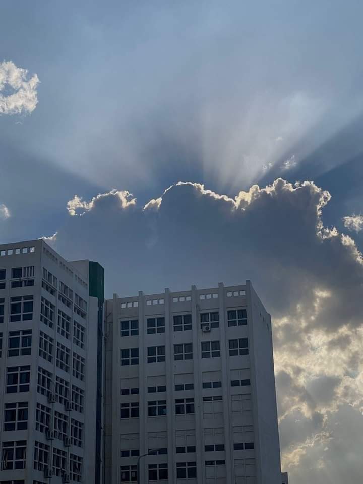 { قَدْ نَرَى تَقَلُّبَ وَجْهِكَ فِي السَّمَاءِ فَلَنُوَلِّيَنَّكَ قِبْلَةً تَرْضَاهَا }

ربٌ يعطي النفس مناها بالنظر للسماء.