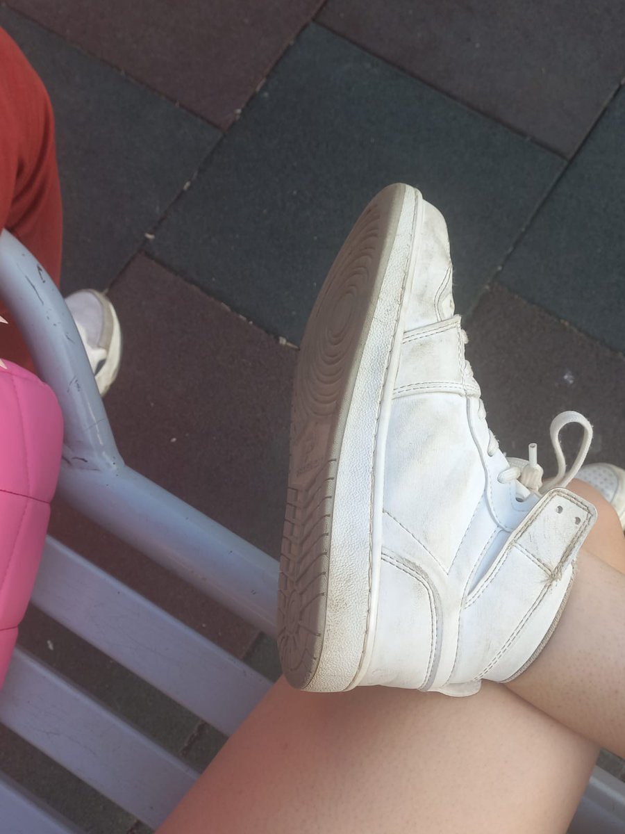 ayaklarımın altına paspas olacak salaklar yazsın genç ve güzel sahibeyi kim istemez #finansalköle #köle #ayakfetiş #maddidestek #maddiyardım #finansalkoele