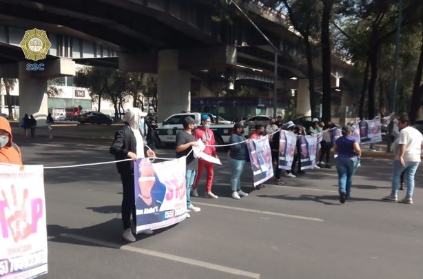 Se registra bloqueo en Eje 5 Sur a la altura de Circuito Interior; exigen sea detenido Dan Abdiel, maestro de inglés, acusado de abusar sexualmente de una menor.  Cortes viales en la zona; se encuentra muy complicado el avance de oriente a poniente.
Foto: <a href="/OVIALCDMX/">OVIAL_SSCCDMX</a>