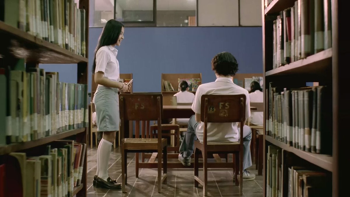 winterbbeens's tweet image. of the films that i watched recently, the one that stuck with me was this Indonesian film called WHAT&apos;S UP WITH CINTA? [2002]. it&apos;s teen romance, coming-of-age, and was also political in the way that fits the characters&apos; age and time.