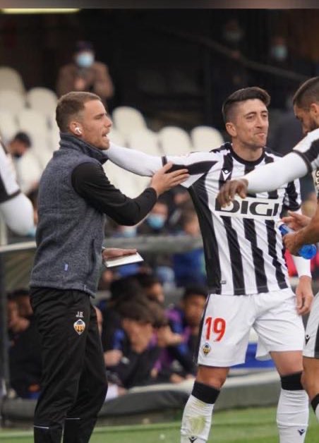 Tuve la suerte de poder entrenar a un ídolo de juventud.
Competitivo en cada juego, ejemplo de superación. Todo lo que le has dado a este deporte es poco, se retira un Mago!
Nueva etapa para ti que seguro que va de cine, como siempre te ha ido todo!

#PabloHernández
#PH19