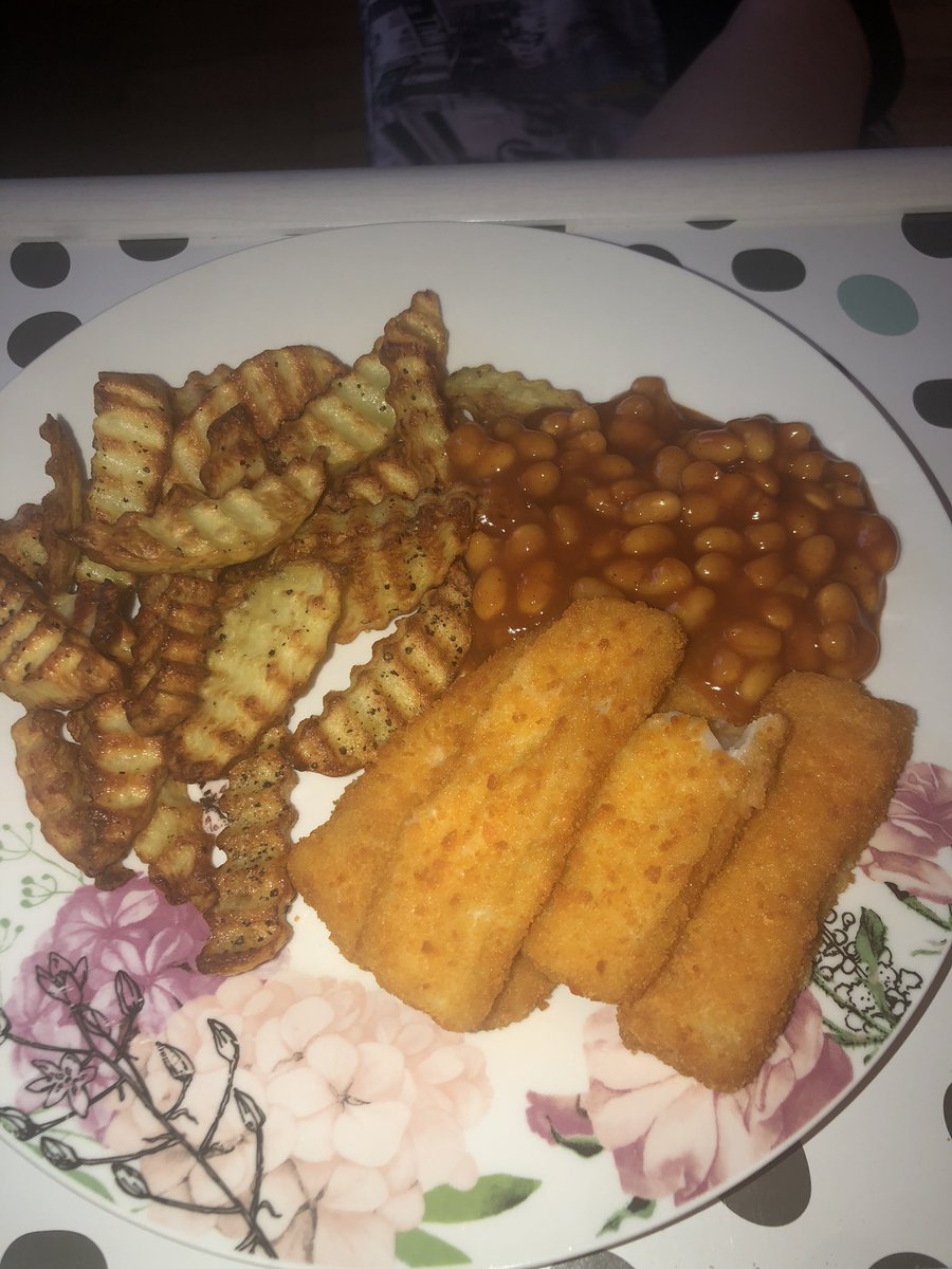 xxMirro's tweet photo. Canβt beat a corpo dinner ππ» #90sdinner #corpodinner #chips #fishfingers #currybeans π€€π€€π€€π€€ https://t.co/EfJd5TkLlV