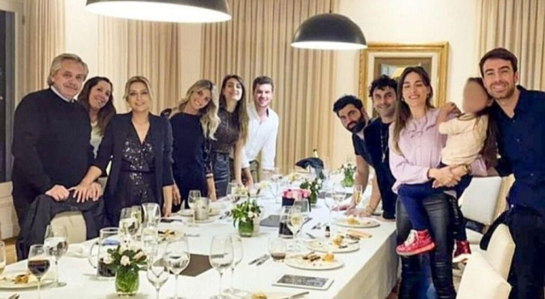 Hace 3 años, cuando nos tenían a todos encerrados; cuando quienes perdían a sus seres queridos NO podían despedirlos; cuando cerraban emprendimientos para siempre; cuando AF decía que "el país de los vivos con él no", estaban de festejo en la Quinta de Olivos.
Si, DE FESTEJO,