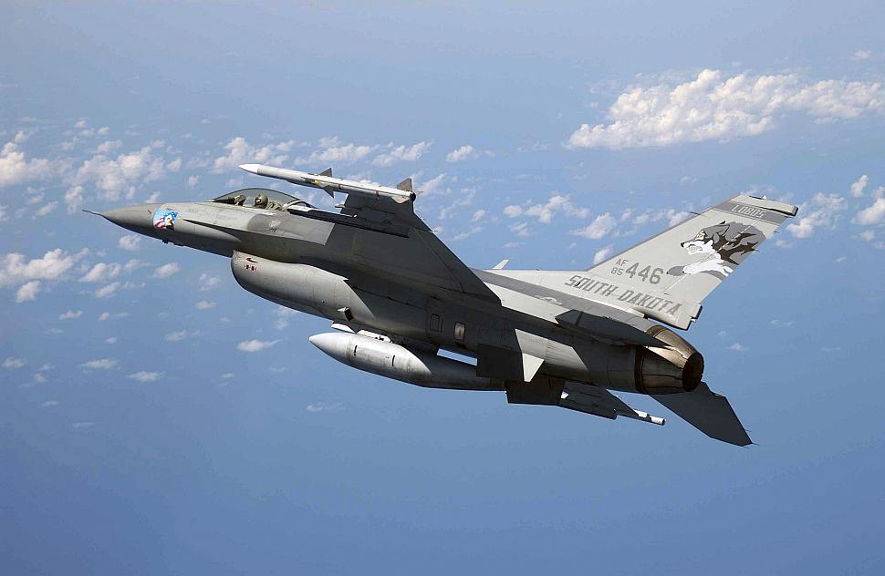 FIGHTER FRIDAY ANNOUNCEMENT🎉

✈ 4 x F16s from CO will be in the skies on Friday and Saturday!

✈ 4 x F16s will be a part of the ground display
from AZ.

✈ 2 x F16s from SD will also be part of our ground display!

#airshowlondon #skydrive #makeityourmission
#fighterfriday