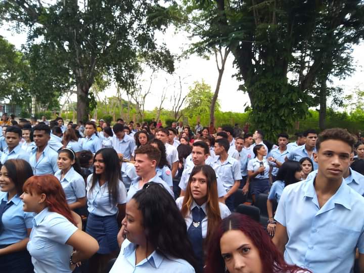Feem_Granma's tweet photo. Se celebró el dia de hoy la Graduación número 36 del IPVCE Silverto Álbarez Aroche de nuestra #ProvinciaGranma.
Excelentes muchachas y muchachos de la #FEEMdeCuba.

#AquiConCuba
#UnaMejorJuventud https://t.co/8zmCMIhOnT