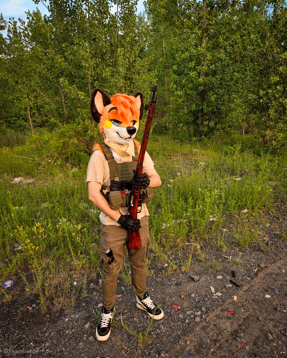 HamburgerFox's tweet photo. Damn since you guys seemed to like my last photoshoot, here's some more we took and I edited! We took 233 photos and I narrowed it down to edit 122 of them and posted 20 of them LOL Nonetheless, enjoy more Modern Foxfare! 🦊💥

🦊📸: @Akaen69

#FursuitsFriday #fursuit #furry https://t.co/6PCjBRJ7Iv