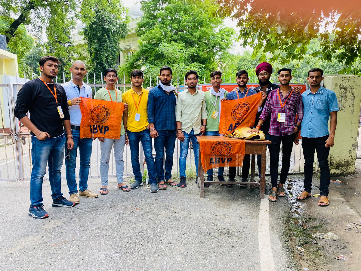 iGhanshyamShahi's tweet photo. अभाविप लखनऊ विश्वविद्यालय इकाई द्वारा विश्वविद्यालय में आयोजित हो रही प्रवेश परीक्षाओं के पंचम दिन की परीक्षा में शामिल होने वाले विद्यार्थियों की सहायता  विभिन्न परीक्षा केंद्रों पर "हेल्प डेस्क" लगाकर  की गई।
#ABVP4Students https://t.co/dtC17jk507