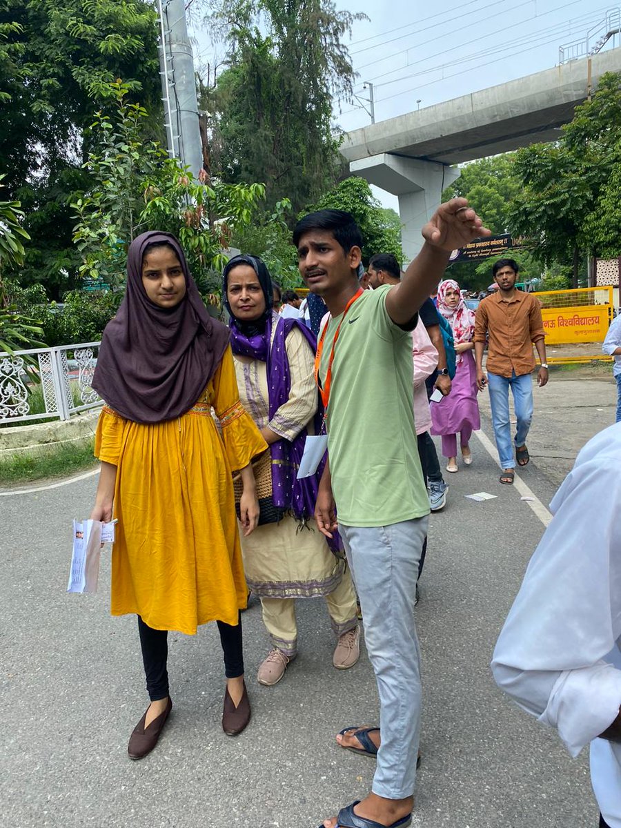 iGhanshyamShahi's tweet photo. अभाविप लखनऊ विश्वविद्यालय इकाई द्वारा विश्वविद्यालय में आयोजित हो रही प्रवेश परीक्षाओं के पंचम दिन की परीक्षा में शामिल होने वाले विद्यार्थियों की सहायता  विभिन्न परीक्षा केंद्रों पर "हेल्प डेस्क" लगाकर  की गई।
#ABVP4Students https://t.co/dtC17jk507