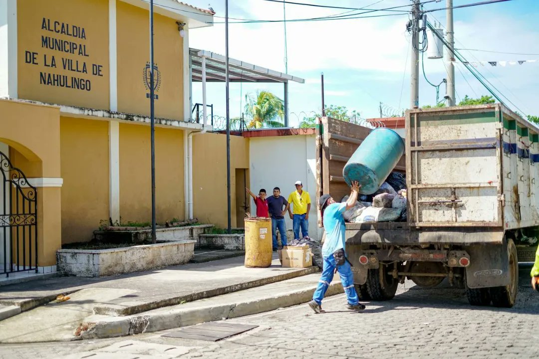 AlcaldiaSN_'s tweet photo. ¡Por un #SonsonateCentro limpio!
Continuamos apoyando a los vecinos y vecinas de #Nahulingo con nuestros camiones recolectores, realizando una ruta por el casco urbano y otros lugares de interés, trabajando como un #SonsonateCentroUnido https://t.co/j0P27AE0x6