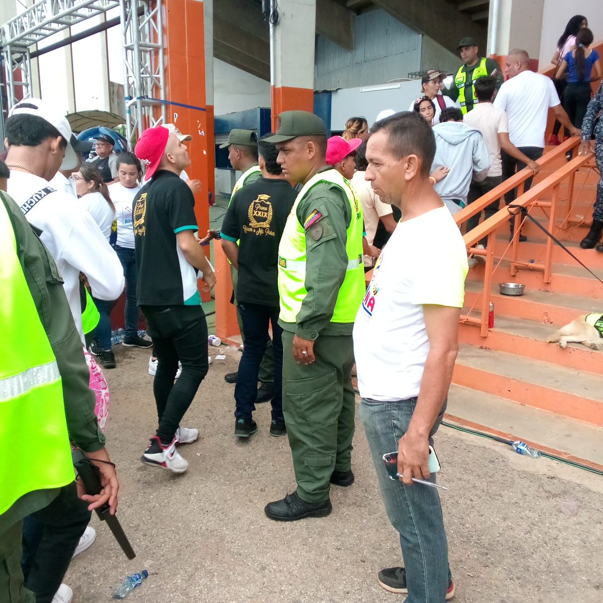 IdennaZulia's tweet photo. @IdennaZulia junto al Frente Preventivo del estado Zulia, presente en las actividades de la "Ruta Live del Bachiller" desde el estadio Luis Aparicio "El Grande" en #Maracaibo #Zulia @NicolasMaduro @ConCiliaFlores @pestana_jl @rav https://t.co/xcOrJZwb13