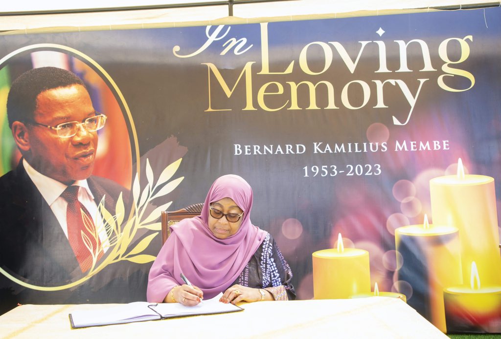 Rais wa Jamhuri ya Muungano wa Tanzania Mhe. Samia Suluhu Hassan akisaini Kitabu cha Maombolezo mara baada ya kuwasili nyumbani kwa Mama Dorcas Membe Mjane wa Waziri Mstaafu wa Mambo ya Nje Hayati Bernard Membe Mikocheni Jijini Dar es Salaam tarehe 14 Julai, 2023.