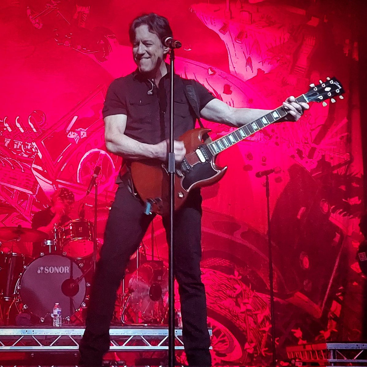 Friday flashback to Randy Flowers taking centre stage in the UK 🤟  #meatloaf #batoutofhell #calebjohnson #randyflowers #FridayFeeling #fbf #jimsteinman #live #music #guitarist