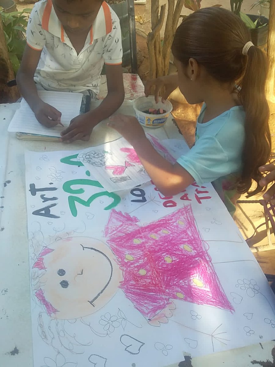 IdennaZulia's tweet photo. NNA pertenecientes a la brigada Sombrero de la Ñ Paraíso Imagina junto a los promotores de @IdennaZulia realizaron una pancarta alusiva al Art.32-a de la #Lopnna referente al "Derecho al Buen Trato", desde la comunidad Paraíso Norte de #Maracaibo #Zulia @nicolas https://t.co/OfXPMwgMCB