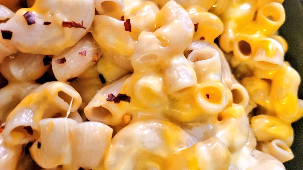 veg_out_recipes's tweet image. Happy National Mac and Cheese Day! Here's my @SchittsCreek pairing: vegoutrecipes.com/fold-in-the-ma… #FoldInTheCheese #VegOut #MacAndCheese #ComfortFood