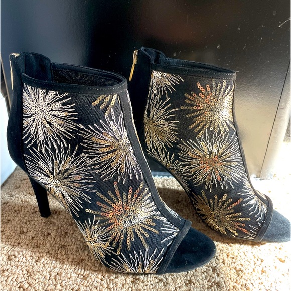 RetrosaurusRex's tweet photo. So good I had to share! Check out all the items I'm loving on @Poshmarkapp from @XeeVang8 #poshmark #fashion #style #shopmycloset #reactionkennethcole: https://t.co/Bv9Sb4nijx https://t.co/zQtMpcqg3J