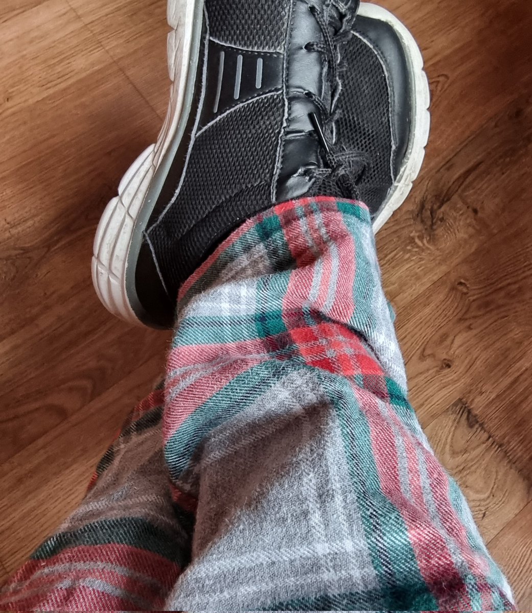 TsuiAllen's tweet photo. ...because I got completely drenched on the way home from the heavy steady Spring or Autumn like rainfall.
At just about 6.30pm here in North London... #StayingInIn #PyjamaTime https://t.co/iL8L5LElNE