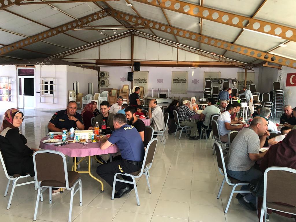 ♦️15 TEMMUZ ŞEHİTLERİ ANMA DEMOKRASİ VE MİLLİ BİRLİK GÜNÜ YEMEK PROGRAMI 

Kaymakamımız Sn.Yunus COŞKUN "15 Temmuz Şehitleri Anma,Demokrasi ve Milli Birlik Günü" kapsamında Şehit ailelerimiz ve Gazilerimiz ile düzenlenen yemek programına katıldı.