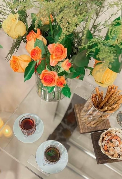 - البسيط من العمر ..

أن تشرب الشاي في رحابة البيت مع من تُحب💙