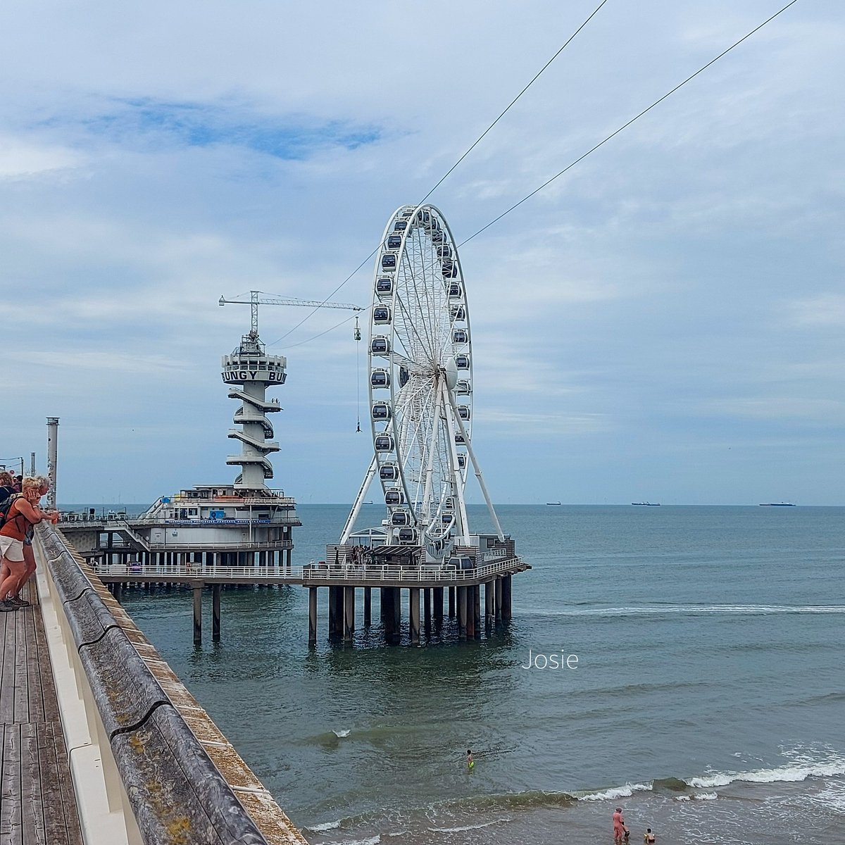 josephiensierag's tweet photo. @WillieVelinga Ja, ook even op #DePier geweest. Wind door de haren. Prachtig uitzicht. Reuzenrad aan ons voorbij laten gaan, allebei last van hoogtevrees.
#Nagenieten #Scheveningen #DenHaag https://t.co/lPd5kbgHWu