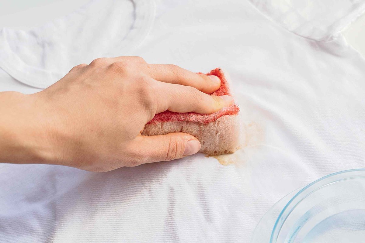 ColleenatRemax's tweet photo. With help from this article, removing stains from a white shirt isn't that difficult. #cleaningtips #laundrytips  https://t.co/2y9Ui1HMWt https://t.co/DYNWJhk7CV