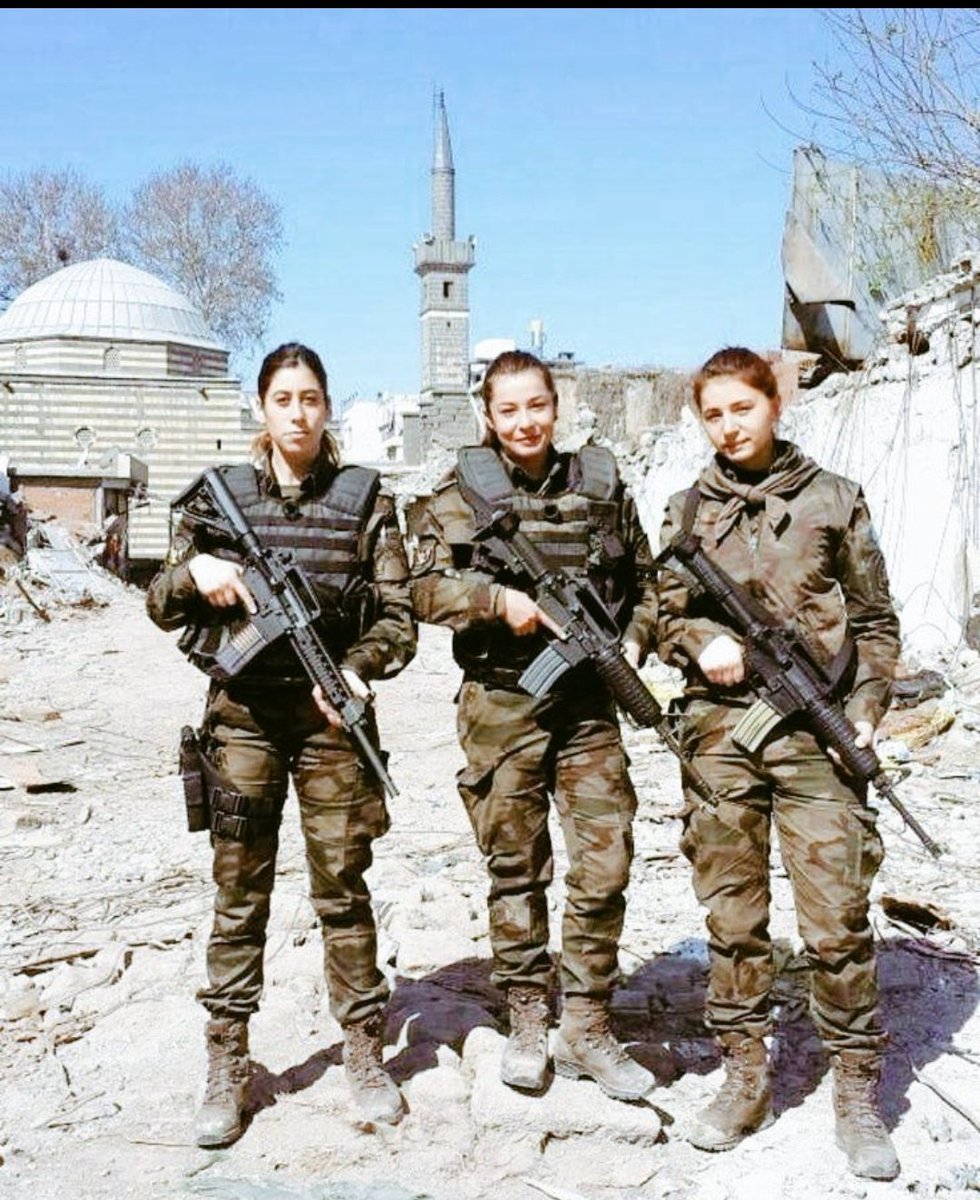 Unutursak kanımız kurusuno gece Gölbaşında o iğrenç zihniyete uyandık.bu acı o çığlıklar o sesler..o güzel şehit üst devrelerim.kız kardeşlerim..bize şehitlik nasip olmadı ama sizin şehit olduğunuz günden beri kinimizle ayaktayiz #15Temmuz bize de şehitlik nasip et rabbim🤲🤲🤲🤲