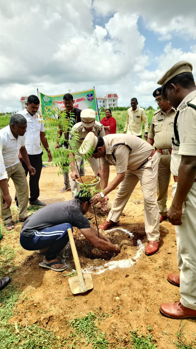 sp_kamareddy's tweet image. #Kamareddy జిల్లాలోని డిస్ట్రిక్ట్ పోలీస్ ఆఫీస్ నందు శ్రి బి.  శ్రీనివాస రెడ్డి@sp_kamareddy గారి అధ్వర్యంలో #Harithaharam లో భాగంగా చెట్లు నాటడం జరిగినది.ఇట్టి కార్యక్రమంలో శ్రి జే.అన్యోన్య (NC SP)ఓ.ఎస్.డి కామారెడ్డి గారు&amp;amp;పోలీస్ సిబ్బంది పాల్గొన్నారు.@TelanganaCOPs @TelanganaDGP