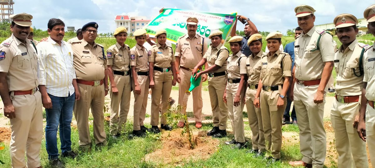 sp_kamareddy's tweet image. #Kamareddy జిల్లాలోని డిస్ట్రిక్ట్ పోలీస్ ఆఫీస్ నందు శ్రి బి.  శ్రీనివాస రెడ్డి@sp_kamareddy గారి అధ్వర్యంలో #Harithaharam లో భాగంగా చెట్లు నాటడం జరిగినది.ఇట్టి కార్యక్రమంలో శ్రి జే.అన్యోన్య (NC SP)ఓ.ఎస్.డి కామారెడ్డి గారు&amp;amp;పోలీస్ సిబ్బంది పాల్గొన్నారు.@TelanganaCOPs @TelanganaDGP